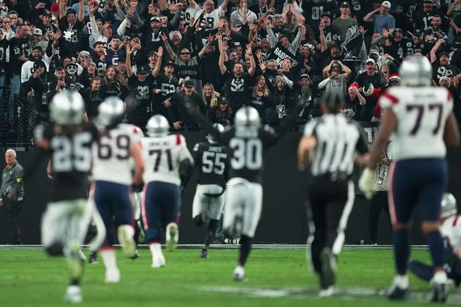 Chandler Jones scorer touchdown i kampen mod New England Patriots.