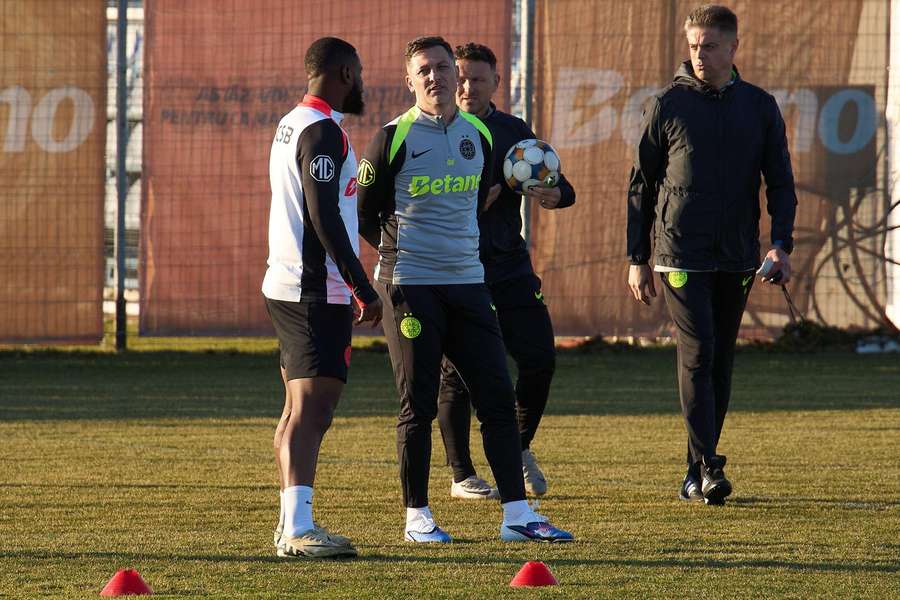 Mirel Rădoi, în timpul antrenamentelor cu FCSB