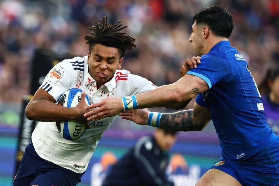 Eleven-try France hammer Italy