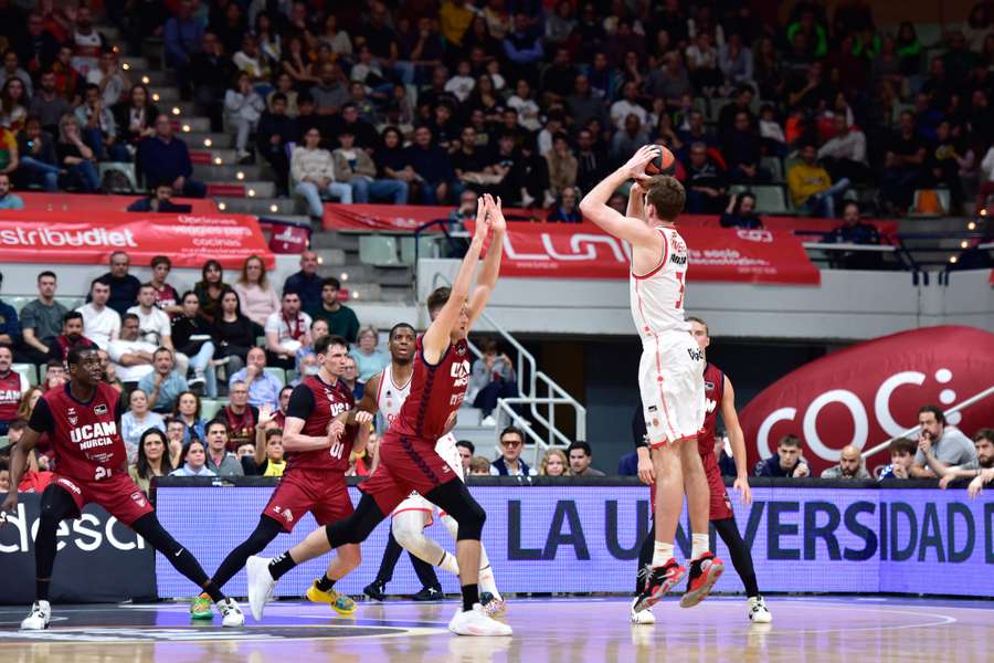 Reuvers lanza un triple en el UCAM Murcia-Valencia Basket