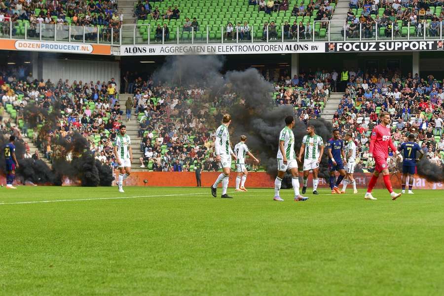 De spelers verlaten het veld