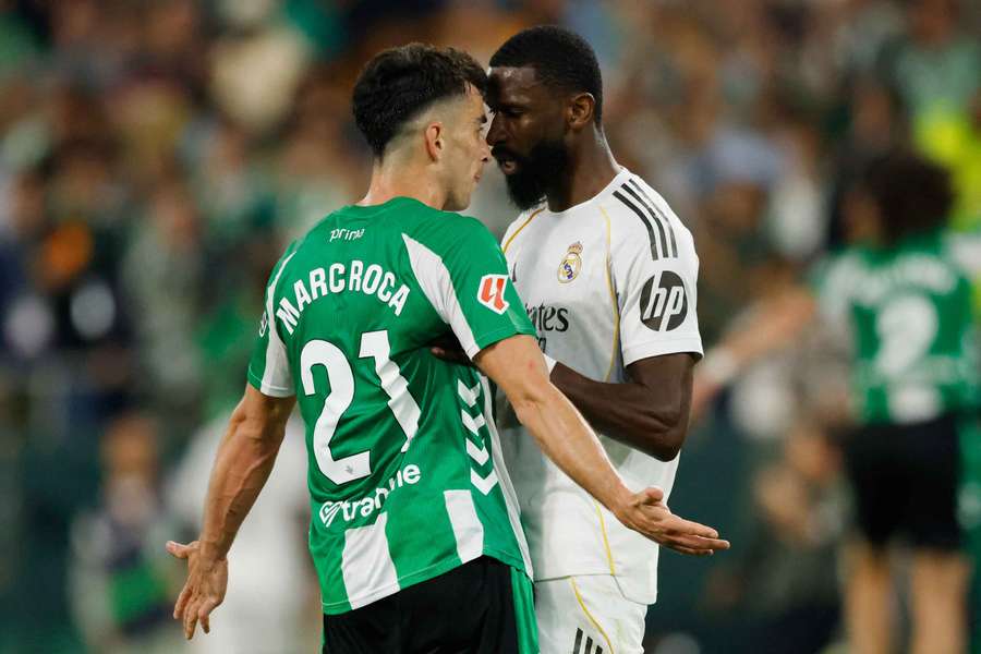 Rüdiger numa discussão com Marc Roca