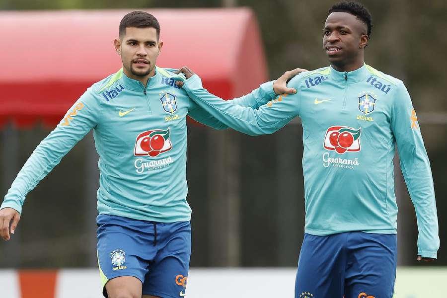 Bruno Guimarães e Vinicius Junior deverão ser titulares na partida desta sexta-feira (6)