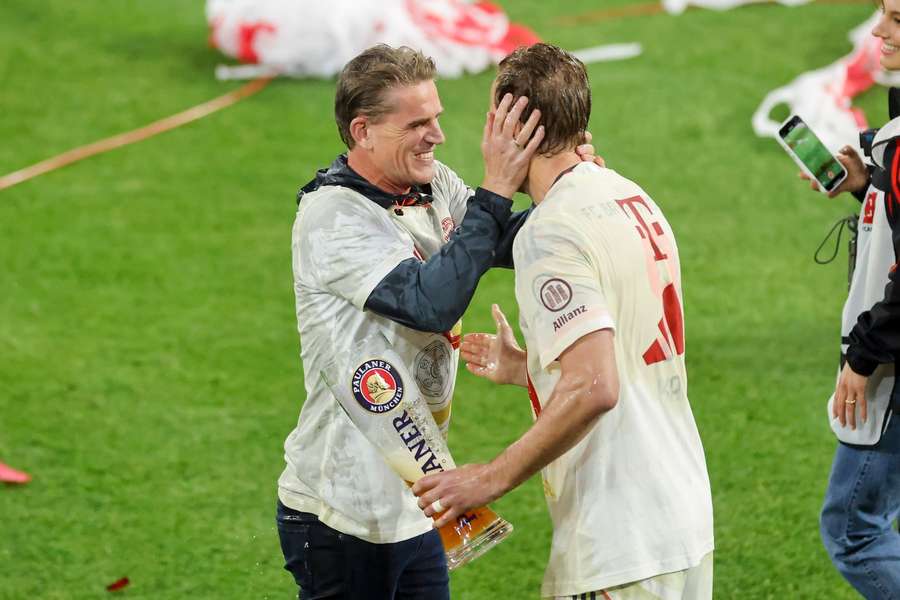 Freund (l.) und Kane bei der Meisterfeier 2025 Freund (l.) und Kane bei der Meisterfeier 2025
