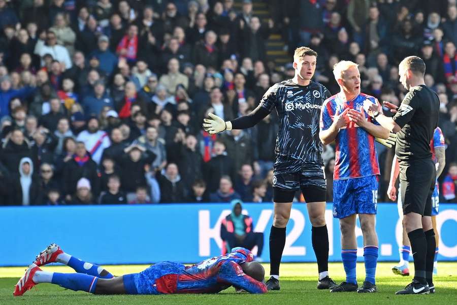 Mateta causou apreensão no jogo contra o Millwall