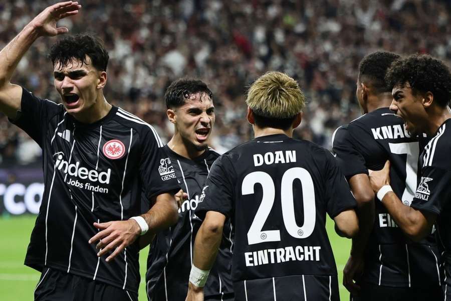 Eintracht Frankfurt goleou Galatasaray em estreia na Champions