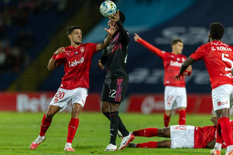 Jhon Durán foi expulso no final do jogo com o Casa Pia Jhon Durán foi expulso no final do jogo com o Casa Pia