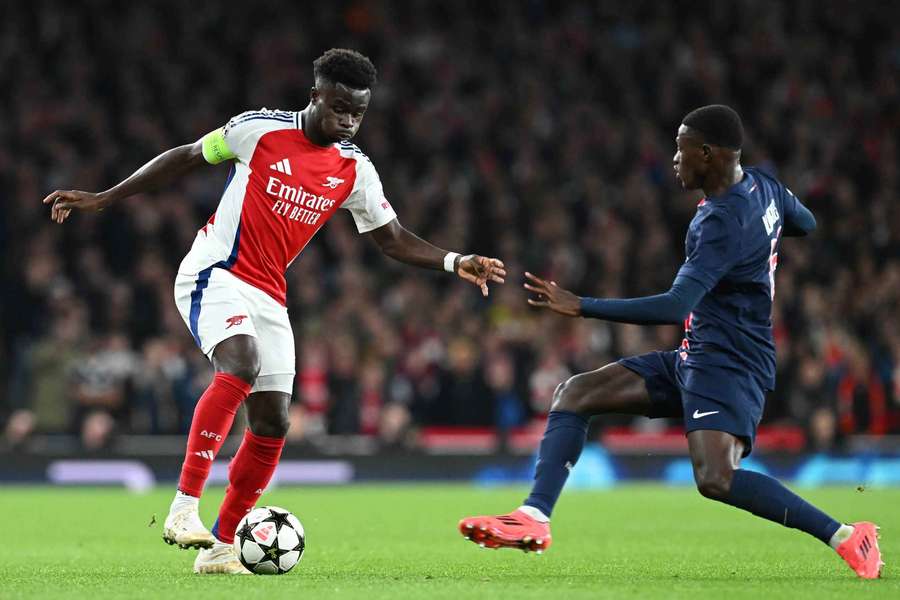 Bukayo Saka (vlevo) bude Arsenalu chybět dva měsíce.