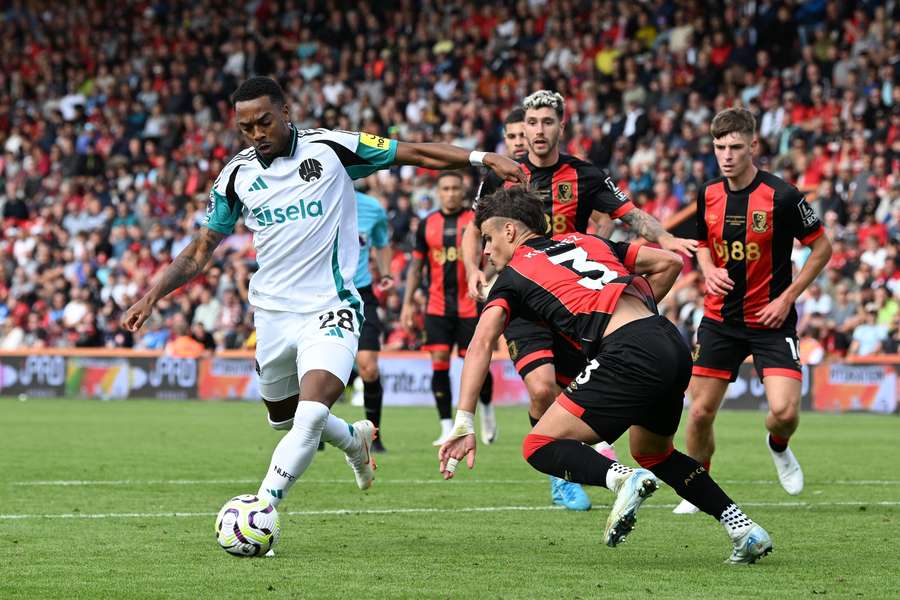 Joe Willock (28) of Newcastle United and Milos Kerkez (3) of AFC Bournemouth