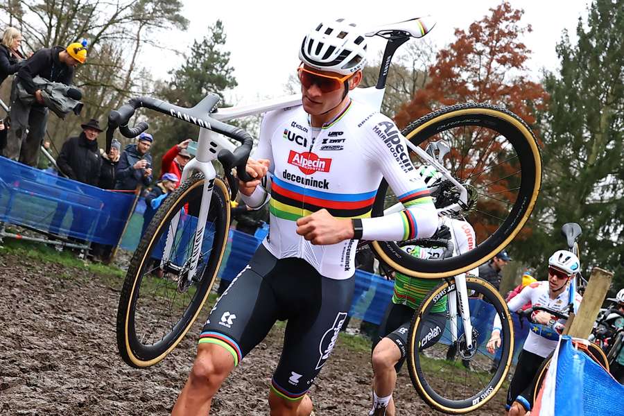 Mathieu van der Poel in actie tijdens de cross in Herentals