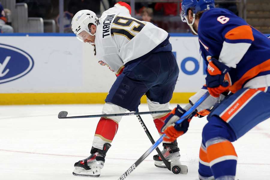 Tkachuk a jeho parádní gól proti NY Islanders.