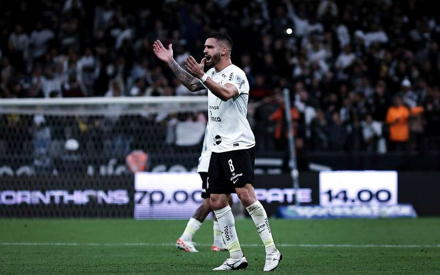 Renato Augusto ensaiou uma reação do Corinthians