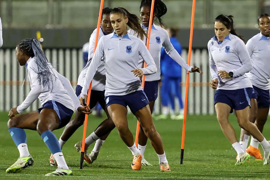 Lakrar à l'entraînement avec les Bleues avant la compétition.