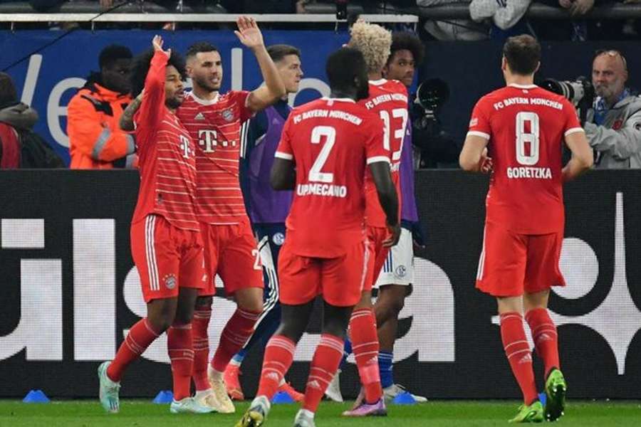 Brilliant Bayern defeat Schalke 2-0 to stay top of Bundesliga
