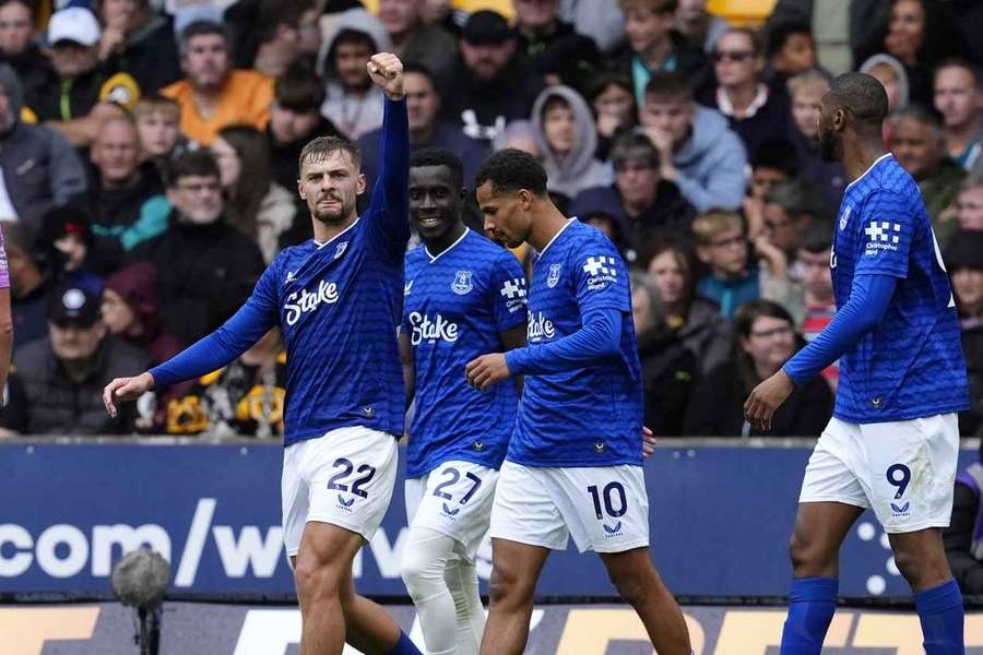 Dewsbury-Hall z pierwszym golem, Everton pokonuje Wolves w pięciobramkowym widowisku