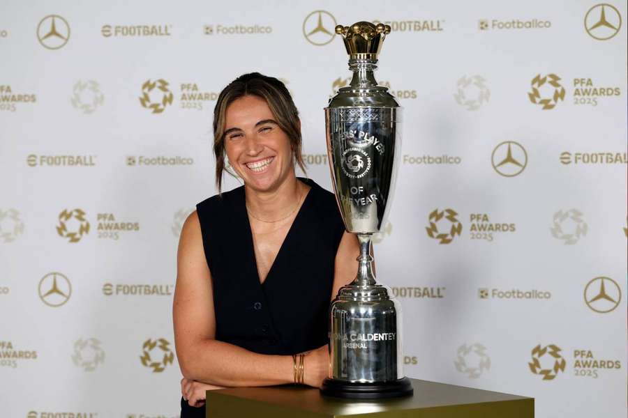 Mariona celebra su premio al Jugador del Año de la PFA Mariona celebra su premio al Jugador del Año de la PFA