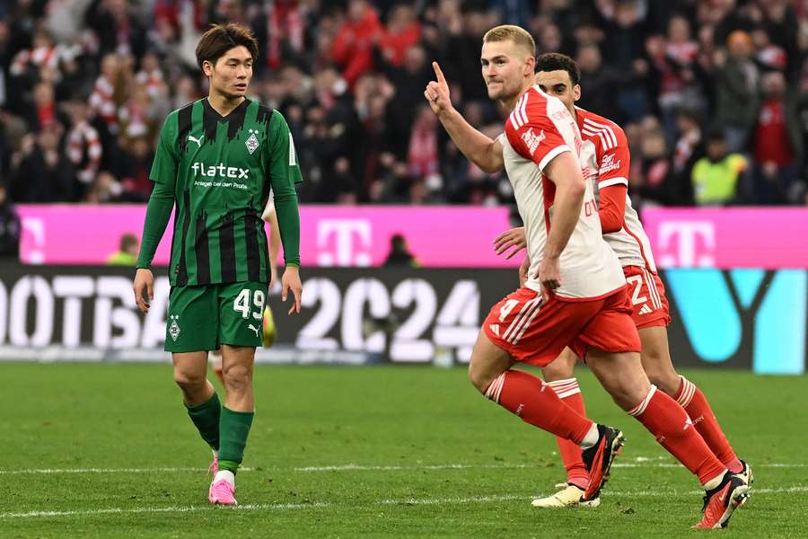 Matthijs de Ligt comemora o terceiro gol do Bayern