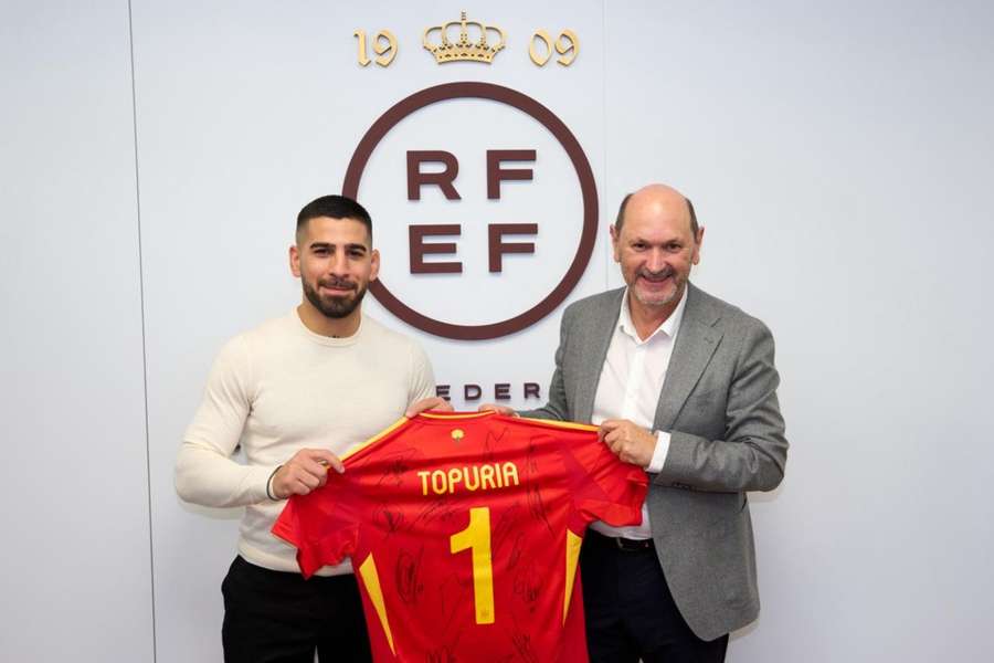 Ilia Topuria con Rafael Louzán en Las Rozas