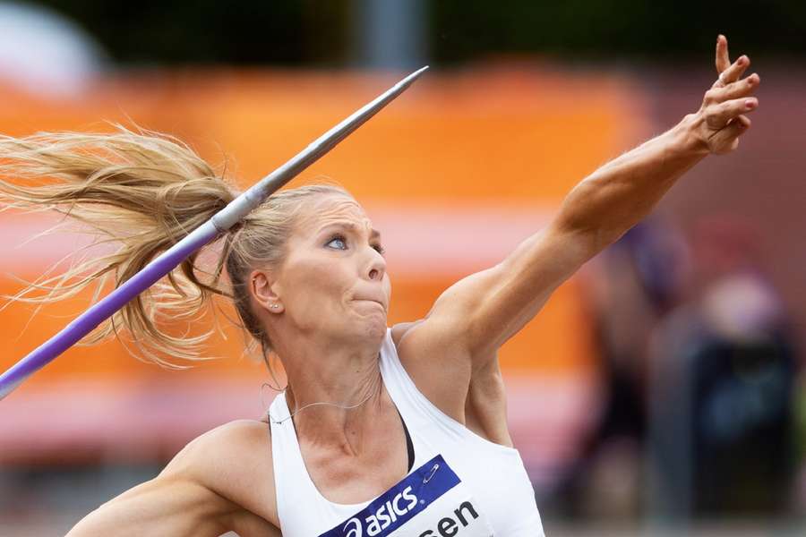 Nadine Broersen tijdens het speerwerpen op de meerkamp