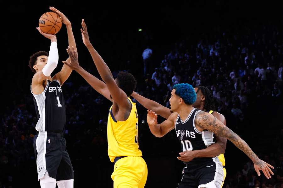 14 punktów Sochana w wyjazdowym zwycięstwie Spurs