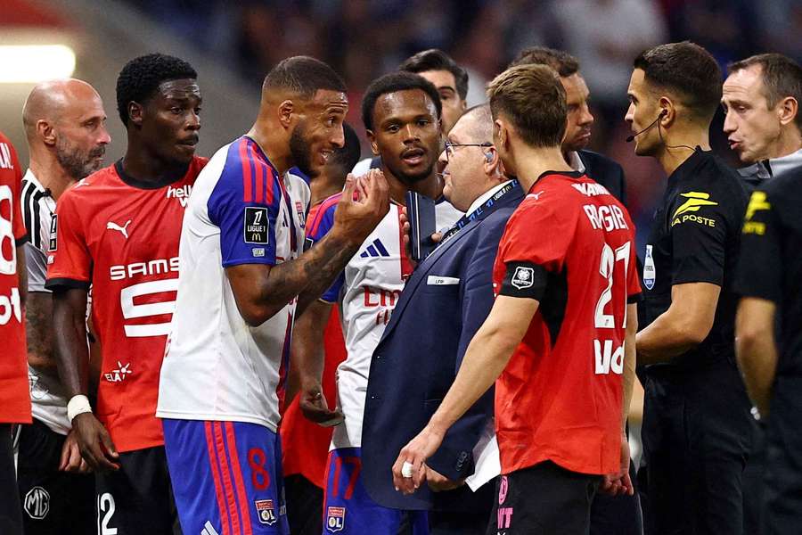 Partida esteve interrompida devido a uma tarja polémica nas bancadas do Lyon Partida esteve interrompida devido a uma tarja polémica nas bancadas do Lyon