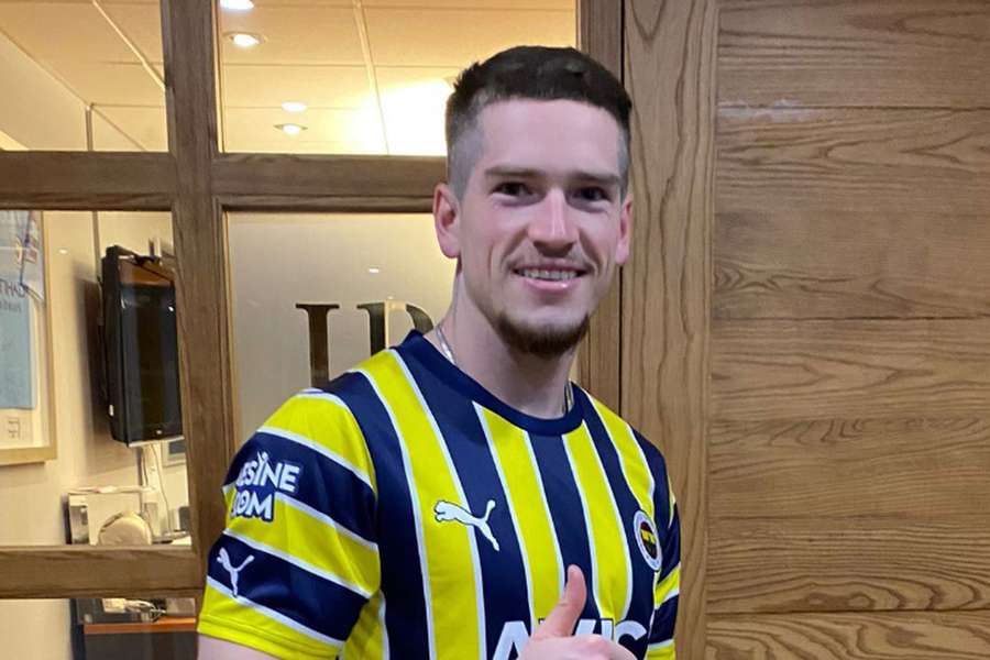 Oficial: Ryan Kent é jogador do Fenerbahçe