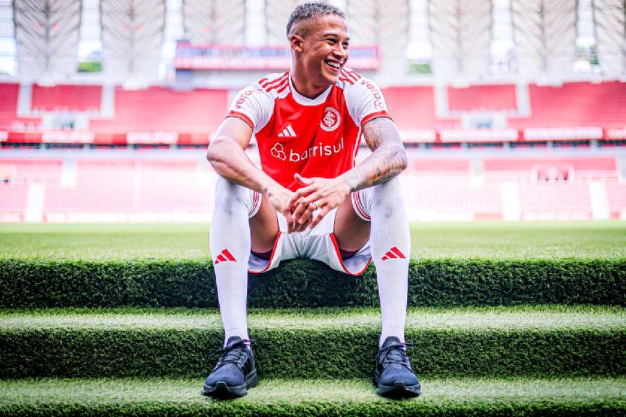 Vitinho apresentado pelo Internacional