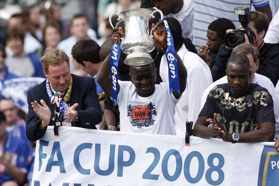 Managerul Portsmouth Harry Redknapp (L), Sulley Muntari (ține cupa) și John Utaka (R) după câștigarea Cupei FA în 2008