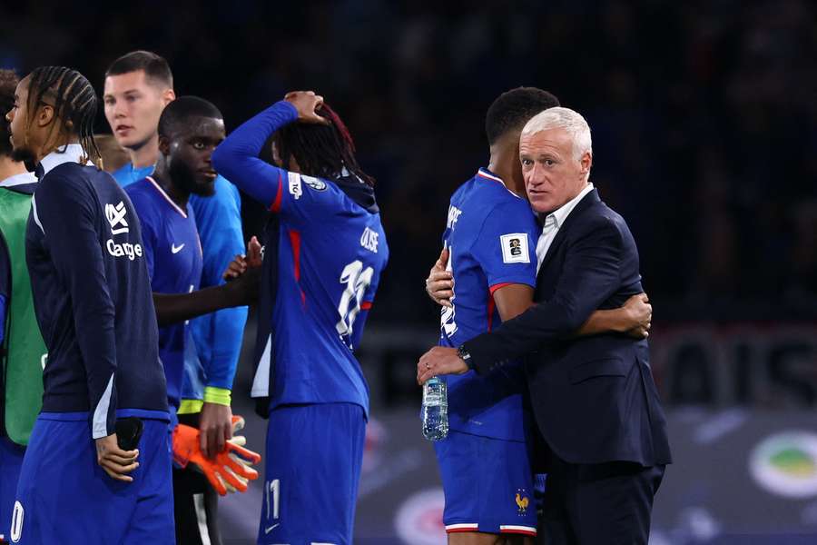 El seleccionador de Francia, Didier Deschamps, reacciona junto a Kylian Mbappé tras ganar la clasificación europea del Grupo D para el Mundial 2026