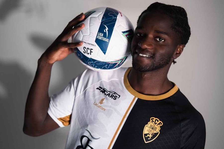Assane Ndiaye apresentado pelo Farense