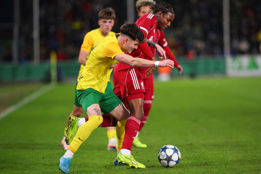 Bortoli a Airoboma v súboji o loptu.