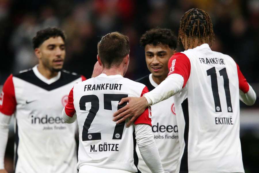 Siegestorschütze Mario Götze wird von seinen Teamkollegen beglückwünscht.