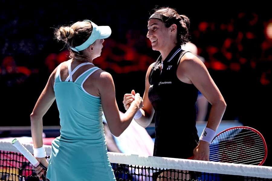 Poland's Magda Linette (L) shakes hands with France's Caroline Garcia