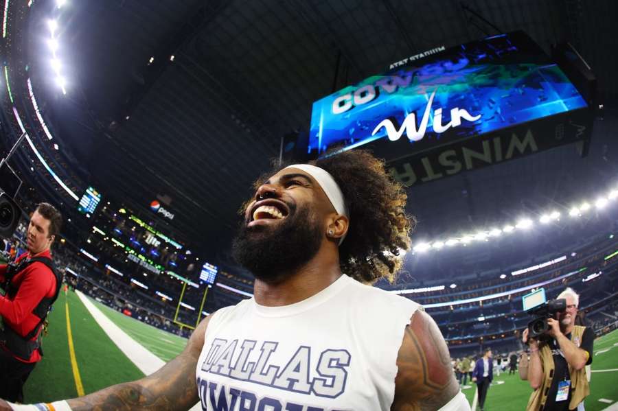 Ezekiel Elliot kan ondanks dat hij op de bank begon lachen na de gewonnen wedstrijd tegen de Colts