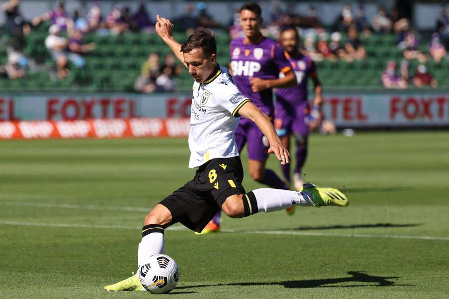 Denis Genreau in actie voor Macarthur FC in de A-League in 2021