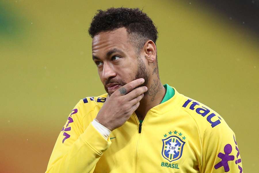 Neymar antes de un partido con Brasil.