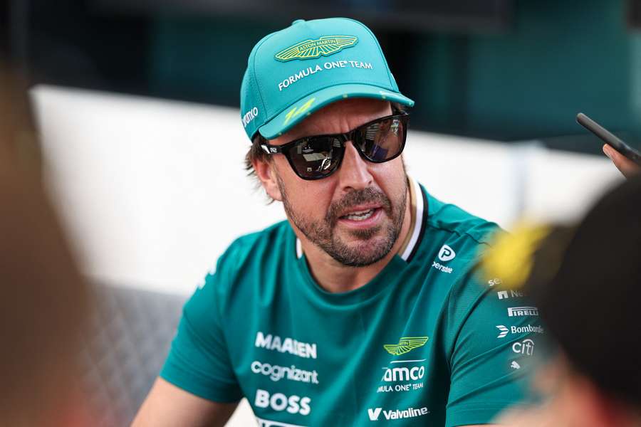Fernando Alonso em ação pela Aston Martin