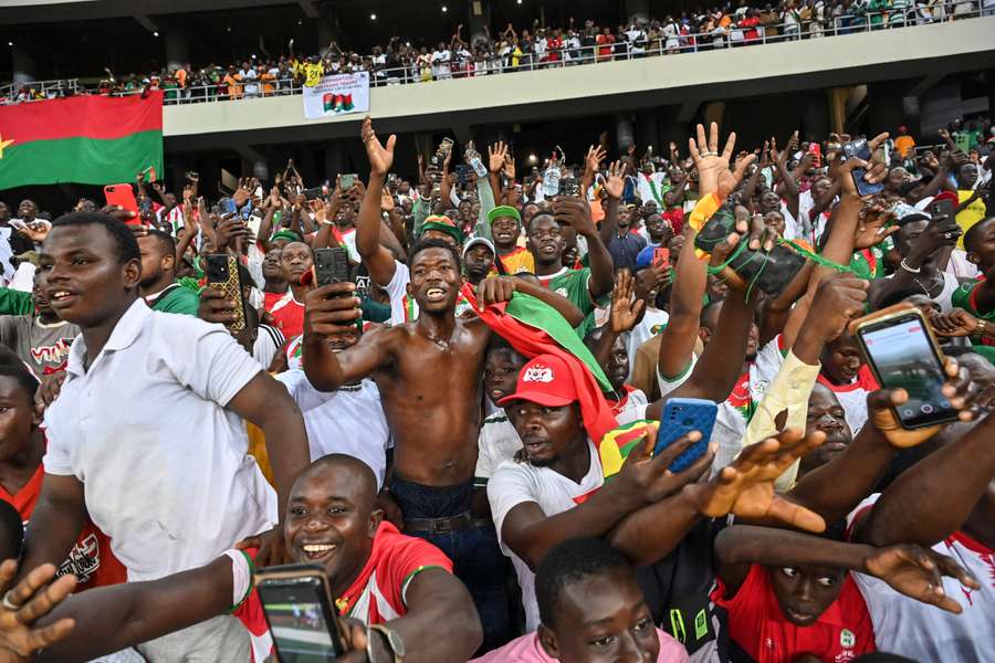 Adeptos do Burkina Faso fazem a festa no final da partida