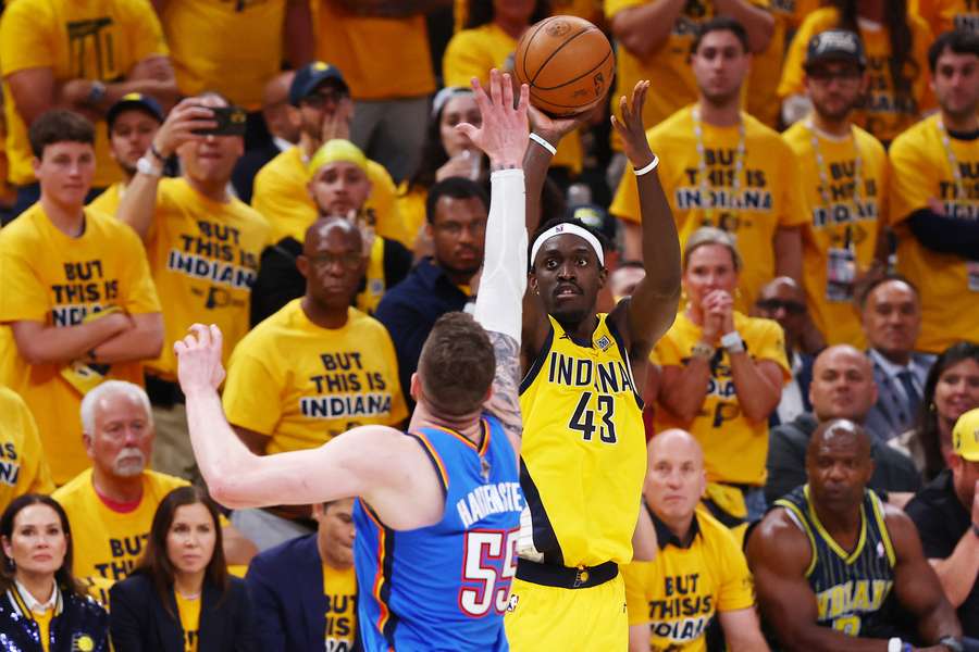 Isaiah Hartenstein versucht Pascal Siakam zu blocken.