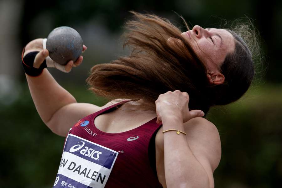 Alida van Daalen in actie op het onderdeel kogelstoten tijdens het NK Atletiek