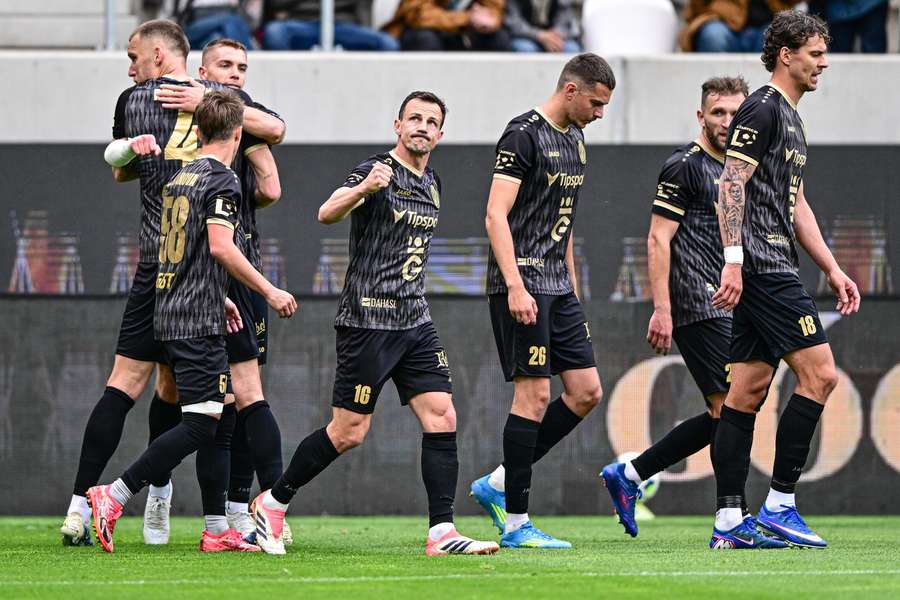 Hradec slaví gólový zásah Suchomela.