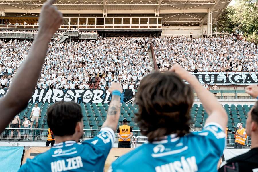 Baník i díky podpoře fanoušků vyhrál na Dukle a čeká ho baráž. Baník i díky podpoře fanoušků vyhrál na Dukle a čeká ho baráž.