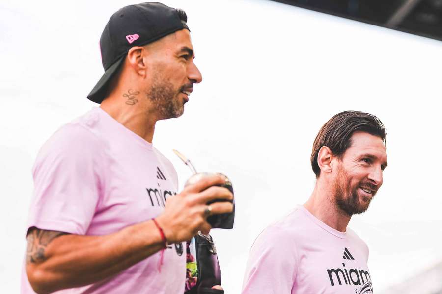 Luisito (esq.) e Messi vão para o jogo