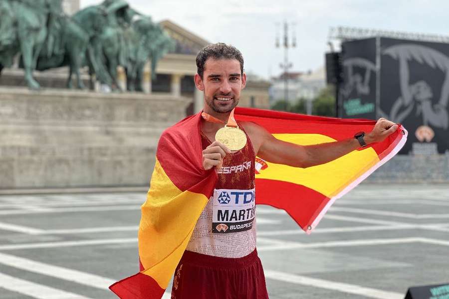 Alvaro Martín entra primero en la meta de la Plaza de los Héroes de Budapest