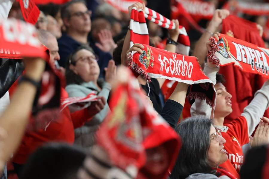 Adeptos do Benfica no apoio à equipa