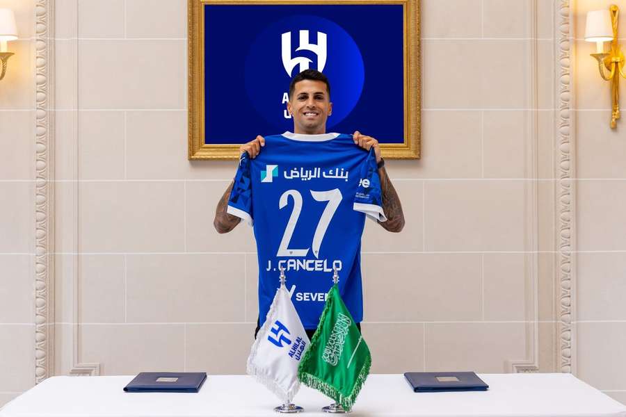 João Cancelo assinou pelo Al Hilal