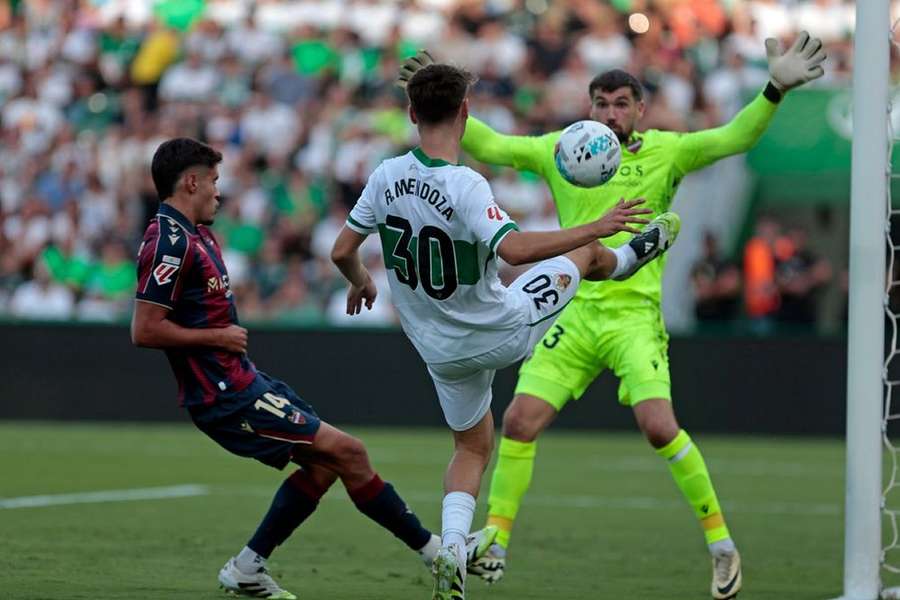 Elche midfielder Mendoza followed by Real Madrid, Man City and Juventus