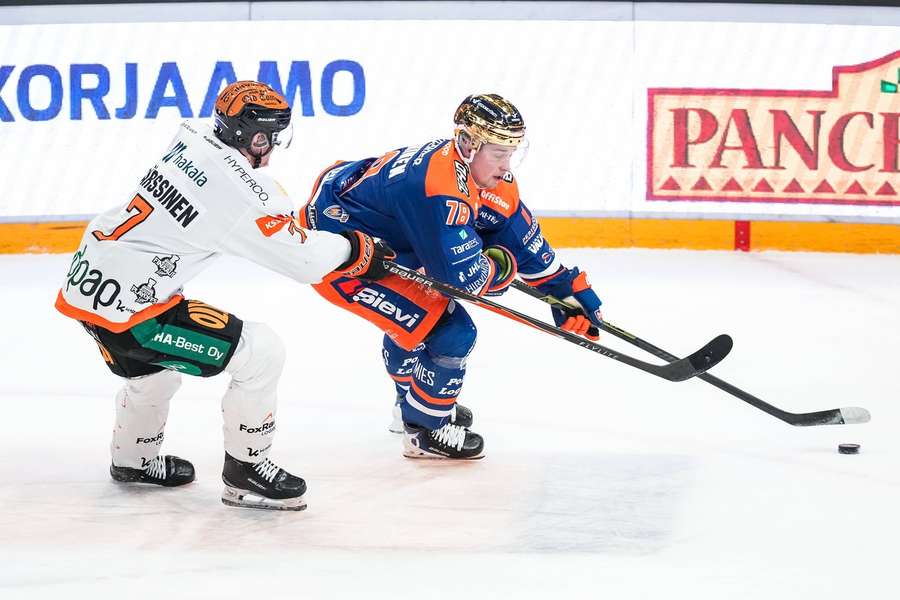 Benjamin Rautiainen of Tappara (right) and Jiri Pärssinen of KooKoo
