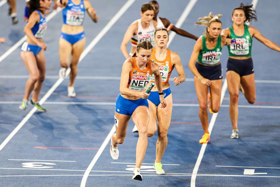 Femke Bol en Lisanne de Witte in actie op de 4x400