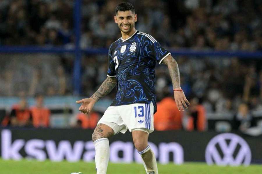 Romero golpea el balón